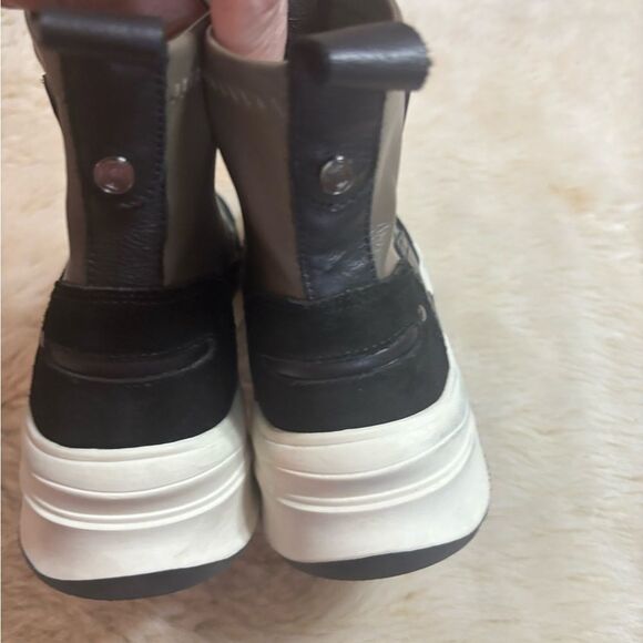 Carmela Sleek Black and Gray Boots with Modern Design - Picture 4 of 8